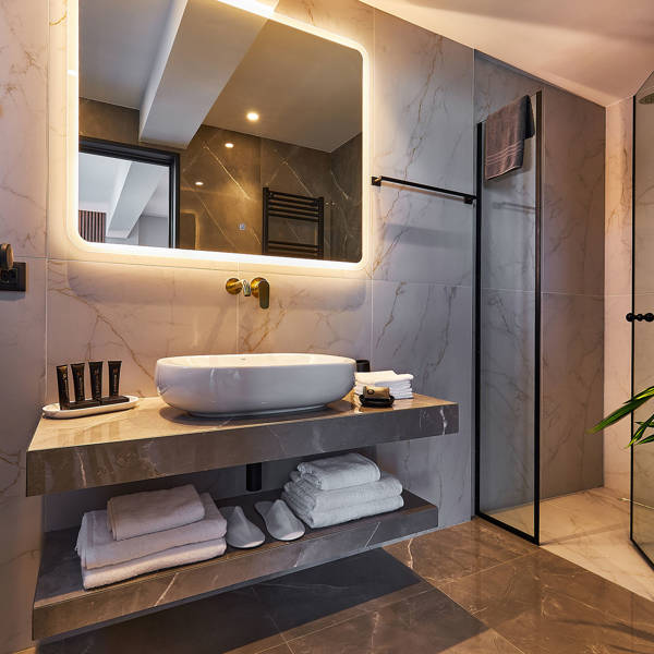 Grey Stones Villa Ammoudara Room1 bathroom and amenities